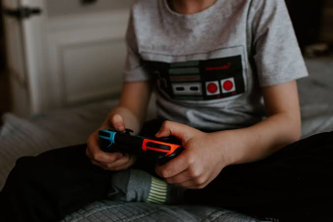 El villano nunca fue la consola: qué le enseñan los videojuegos al cerebro de los niños